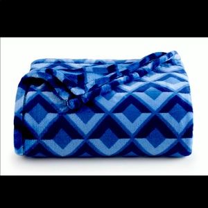 The Big One Facet Geo Throw Blanket 5’ x 6’